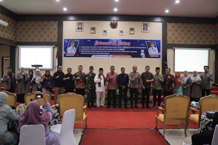Pemko Payakumbuh Luncurkan Aplikasi SPMB dan KSRG 1 PELUNCURAN PROGRAM— Wawako Payakumbuh Elzadaswarman saat peluncuran program SPMB.