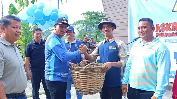 Komitmen Menjaga Ruang Publik, ASN dan Komunitas Goro di Batang Agam 1 SERAHKAN ALAT GORO— Wakil Wali Kota Payakumbuh Elzadaswarman menyerahkan keranjang pengangkut sampah saat kegiatan goro bersama.