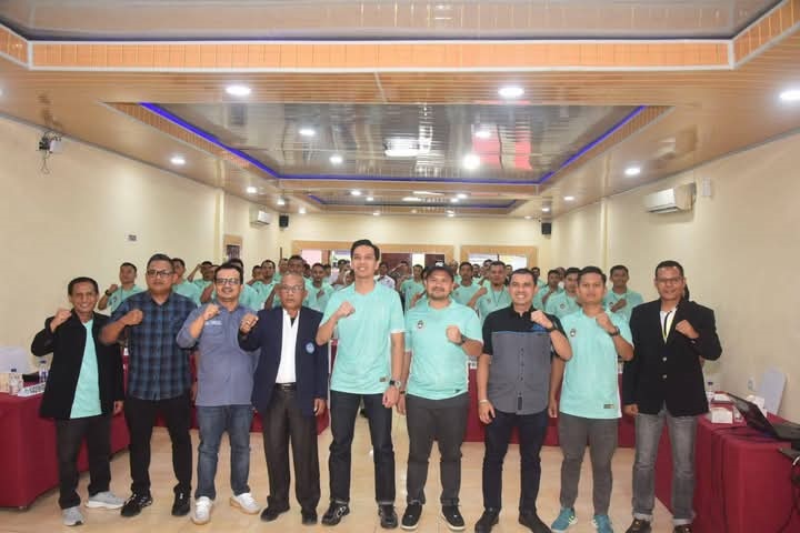 Wako Sawahlunto Buka Kongres Biasa Askot PSSI 1 FOTO BERSAMA— Wali Kota Sawahlunto Riyanda Putra, bersama Wakil Wali Kota Jeffry Hibatullah, berfoto bersama usai membuka secara resmi Kongres Biasa
Askot PSSI Sawahlunto, Sabtu (17/5) di Hotel Parai.