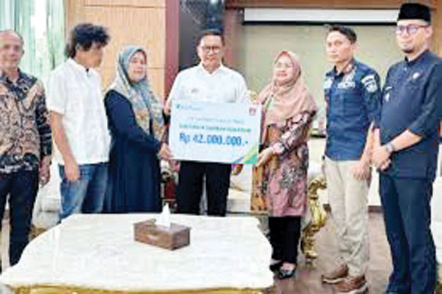 Pemko Bukittinggi Serahkan Santunan JKM, Bukti Negara Hadir Lindungi Pekerja Sektor Rentan 1 SIMBOLIS— Wako Bukittinggi, Ramlan Nurmatias bersama BPJS Kketenagakerjaan Cabang Bukittinggi, menyerahkan secara simbolis santunan Jaminan Kematian (JKM) kepada dua ahli waris peserta BPJS Ketenagakerjaan.