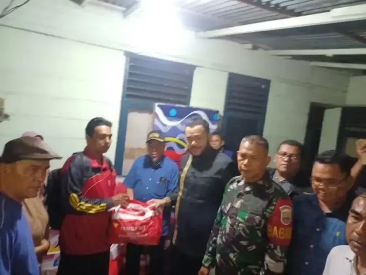 Rumah dan Kos-kosan Habis dalam Sekejap, Wako-Wawako Antarkan Bantuan Korban Kebakaran di Jalan Situjuh 1 SERAHKAN BANTUAN— Wali Kota Padang Fadly Amran dan Wawako Maigus Nasir langsung datang menemui keluarga korban kebakaran Suci, Sabtu (3/5) malam. Keduanya membawa bantuan berupa sembako dan kebutuhan lainnya untuk korban.