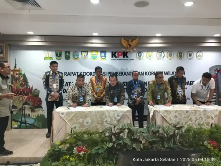TEKEN KESEPAKATAN— Wali Kota Padangpanjang Hendri Arnis menandatnagani kesepakatan berantas korupsi  Jumat (9/5), di Gedung Merah Putih KPK, Jakarta.