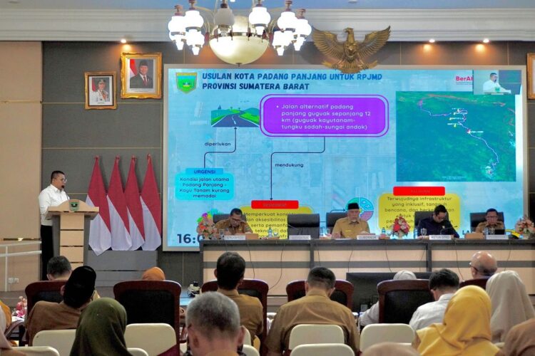 Di Forum RPJMD Sumbar, Wako Hendri Arnis Sampaikan Usulan Strategis Pembangunan Padang Panjang 1 MUSRENBANG RPJMD— Wali Kota Padang Panjang Hendri Arnis saat menyuarakan berbagai usulan strategis kepada Pemerintah Provinsi (Pemprov) Sumatera Barat dalam Musyawarah Perencanaan Pembangunan (Musrenbang) Rencana Pembangunan Jangka Menengah Daerah (RPJMD) Provinsi 2025–2029 yang digelar di Auditorium Gubernuran, Senin (19/5).