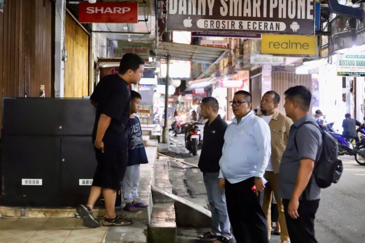 Buang Sampah di Selokan, Pemko Siapkan Sanksi Tegas 1 SELOKAN DIPENUHI SAMPAH— Wako Padangpanjang Hendri Arnis meninjau kondisi selokan di jalan Barder Johan, Kampung Dobi, yang dipenuhi sampah, Sabtu (17/5).