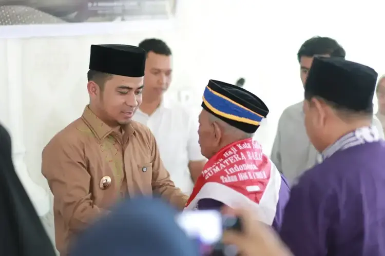 Wako Lepas 107 Calon Jamaah Haji Kota Solok 1 PELEPASAN JAMAAH HAJI— Wali Kota Solok Dr.Ramadhani Kirana Putra memberikan sambutan saat melepas calon jamaah haji Kota Solok Tahun 1446 H/2025 M, di Balairung 99 Rumah Dinas Wali Kota Solok, Minggu (12/5).