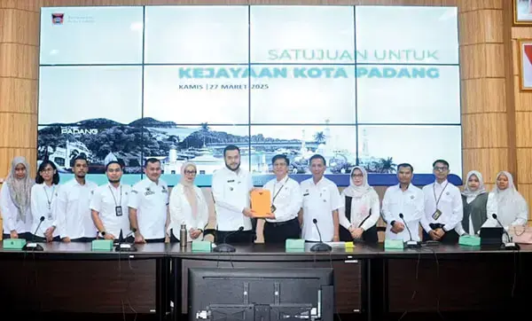 Wako Padang Minta OPD Tindaklanjuti Hasil Temuan BPK RI 1 EXIT MEETING— Wali Kota Padang Fadly menerima hasil pemeriksaan LKPD Kota Padang tahun 2024 saat melakukan Exit Meeting dengan BPK RI Perwakilan Provinsi Sumbar, di Ruang Abu Bakar Ja’ar, Balai Kota Aie Pacah, Rabu (14/5).