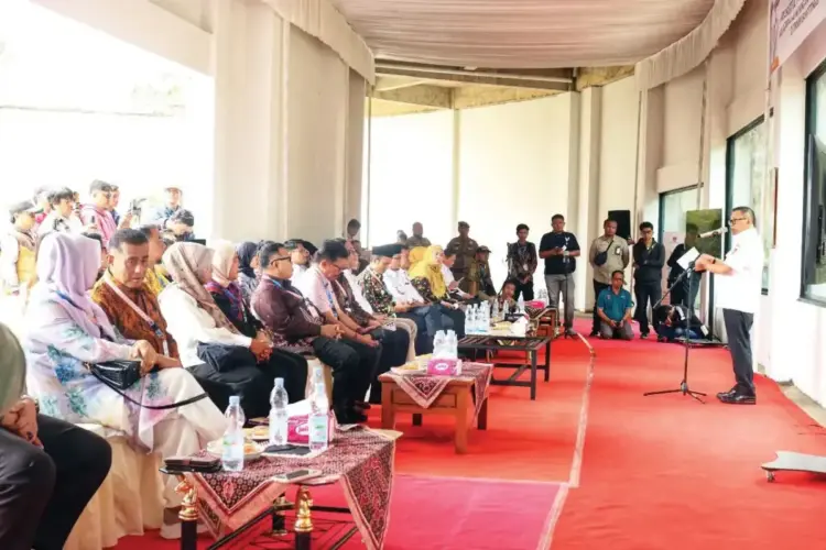 Anak Harimau Sumatera Lahir di TMSBK Bukittinggi, Diberi Nama Banun Kinantan 1 PERKENALKAN ANAK HARIMAU— Wali Kota Bukittinggi H. M. Ramlan Nurmatias, memperkenalkan secara resmi seekor anak harimau sumatera yang diberi nama Banun Kinantan, Selasa (30/4) di Taman Marga Satwa dan Budaya Kinantan (TMSBK) Bukittinggi.