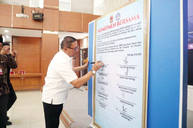 Bukittinggi Luncurkan Aplikasi SPMB Online 2025, Pastikan Proses Penerimaan Siswa Baru Lebih Transparan dan Adil 1 TANDATANGAN KOMITMEN— Pemerintah Kota Bukittinggi tandatangani komitmen bersama dan Launcing Aplikasi SPMB Tahun Pelajaran 2025/2026 dengan sistematis, jujur, adil, transparan dan akuntabel. Kegiatan ini berlangsung di Aula Balaikota, Rabu (28/5).