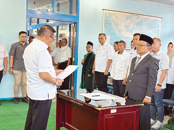 Rahmat Afrisyaf Elsa Dilantik sebagai Dewas PDAM Kota Bukittinggi 1 PELANTIKAN— Wali Kota Bukittinggi, Ramlan Nurmatias, resmi lantik Rahmat Afrisyaf Elsa, sebagai Dewan Pengawas Perumda Air Minum Tirta Jam Gadang Kota Bukittinggi, masa jabatan 2025-2029. Pelantikan berlangsung di Aula PDAM Tirta Jam Gadang, Rabu (28/5).