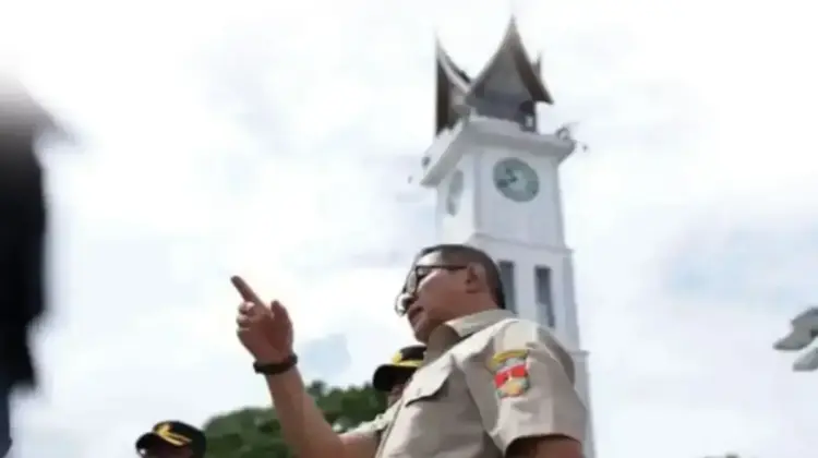 Wali Kota Bukittinggi Desak Kewenangan SMA Dikembalikan ke Daerah 1 HARAPAN— Wali Kota Bukittinggi, Ramlan Nurmatias menyampaikan harapannya agar kewenanangan dalam pengelolaan satuan pendidikan tingkat SMA dikembalikan ke pemerintah daerah tingkat II.