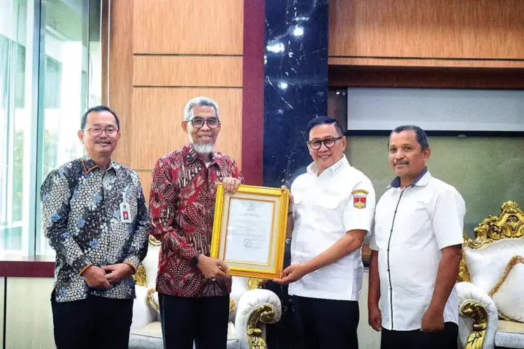 Bukittinggi Terima Sertifikat Kekayaan Intelektual Komunal Wako Ramlan Siap Dorong UMKM Daftarkan Produk Lokal 1 KUNJUNGAN— Wali Kota Bukittinggi, Ramlan Nurmatias, terima kunjungan Direktur Jendral Kekayaan Intelektual Kementerian Hukum RI, Ir. Razilu M.Si., CGCAE beserta rombongan di Balaikota Bukittinggi, Rabu (30/4).