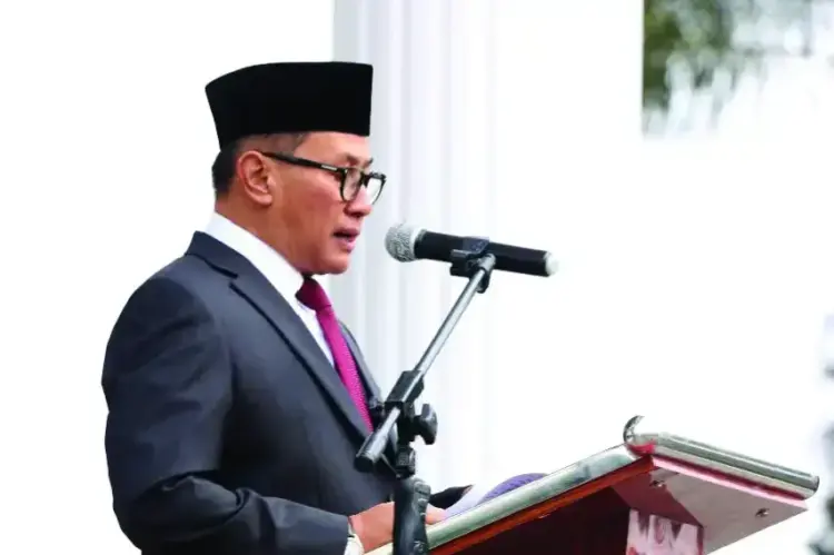 Bukittinggi Peringati Hardiknas 2025, Ramlan Tegaskan Komitmen Wujudkan Pendidikan Berkualitas untuk Semua 1 INSPEKTUR UPACARA— Wako Ramlan Nurmatias menjadi inspektur upacara dalam rangka memperingati Hardiknas Tahun 2025 di halaman Balaikota Bukittinggi, Jum’at (2/5).