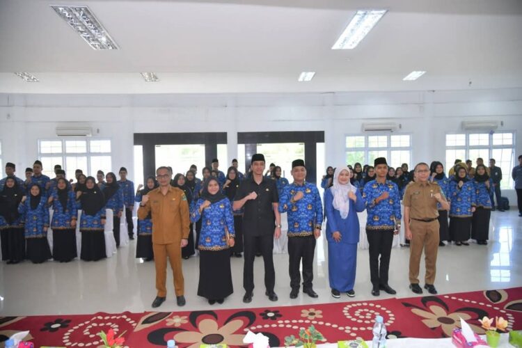 Wali Kota Sawahlunto Riyanda Putra, Serahkan SK Pengangkatan pada 62 CPNS Formasi 2024 1 USAI— Wali Kota Sawahlunto, Riyanda Putra, usai menyerahkan Surat Keputusan (SK) pengangkatan Calon Pegawai Negeri Sipil (CPNS)
formasi tahun 2024 kepada 62 orang di lingkungan Pemerintah Kota Sawahlunto.x