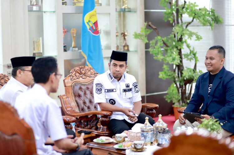 Wali Kota Solok Terima Audiensi Tim Ruangguru, Bahas Peningkatan Kualitas Pendidikan di Kota Solok 1 TERIMA—Wali Kota Solok, Dr. Ramadhani Kirana Putra,saat menerima audiensi dari tim Ruangguru di ruang kerja Wako.