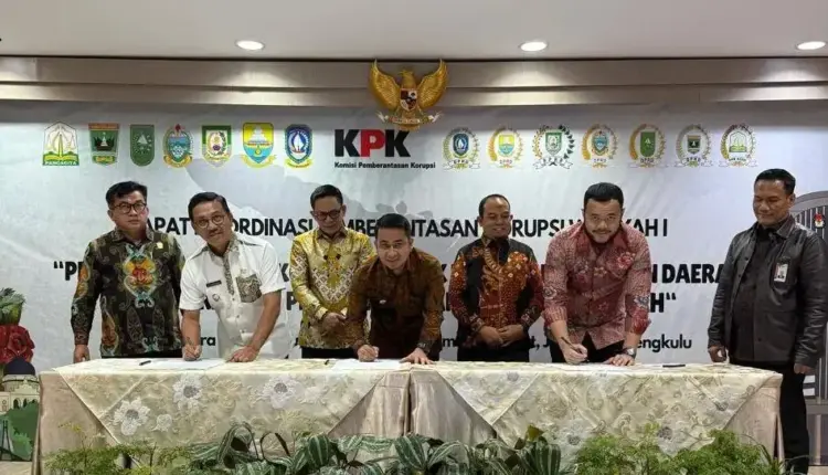 Rapat Koordinasi Bersama KPK dan Pemerintah Daerah, Wali Kota Solok Ramadhani Tegaskan Komitmen Antikorupsi 1 TEKEN KESEPAKATAN— Wali Kota Solok Ramadnai saat menandatangani kerja sama antikorupsi dengan para pejabat daerah lainya saat kegiatan di gedung KPK RI.