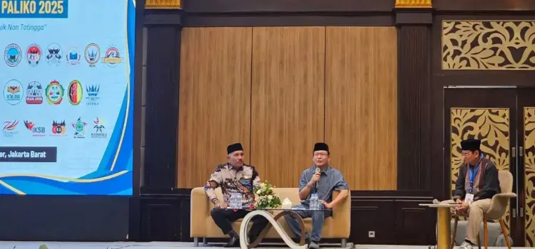 Wako Payakumbuh Apresiasi Kekompakan Perantau 1 DIALOG—Wali Kota Payakumbuh Zulmaeta saat berdialog dengan perantau Jabodetabek