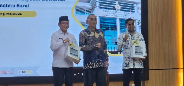 BPK Serahkan LHP-LKPD kepada Wali Kota Payakumbuh 1 PENYERAHAN LHP-LKPD— Wali Kota Payakumbuh dan Ketua DPRD Payakumbuh menerima LHP-LKPD dari BPK-RI Perwakilan Sumbar.