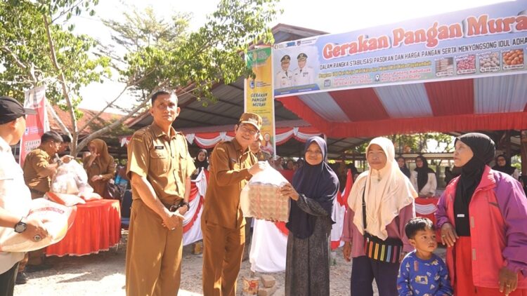 Pemko Payakumbuh Wujudkan Stabilisasi Pasokan dan Harga Pangan 1 BUKA—Wali Kota Payakumbuh Zulmaeta saat membuka gerakan pangan murah