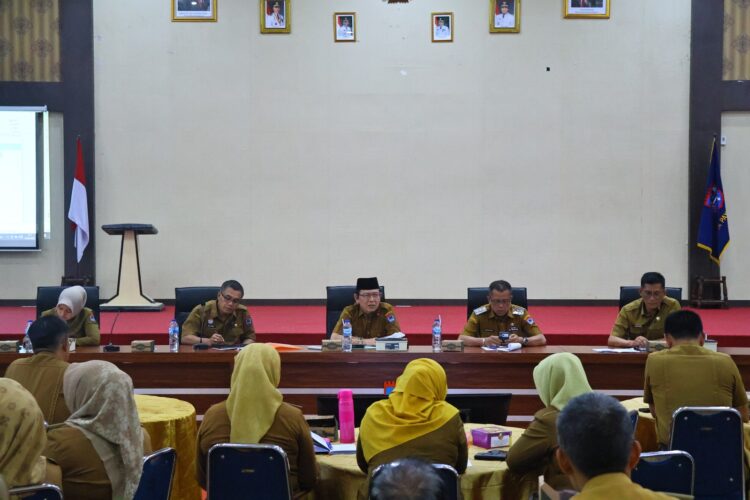 Program 100 Hari Kerja Dievaluasi, Sampah Masih menjadi Tantangan Utama 1 EVALUASI KINERJA— Wako Payakumbuh Zulmaeta dan Wawako Elzadaswarman, melakukan evaluasi program 100 hari kerja, di kantor Balaikota Payakumbuh.