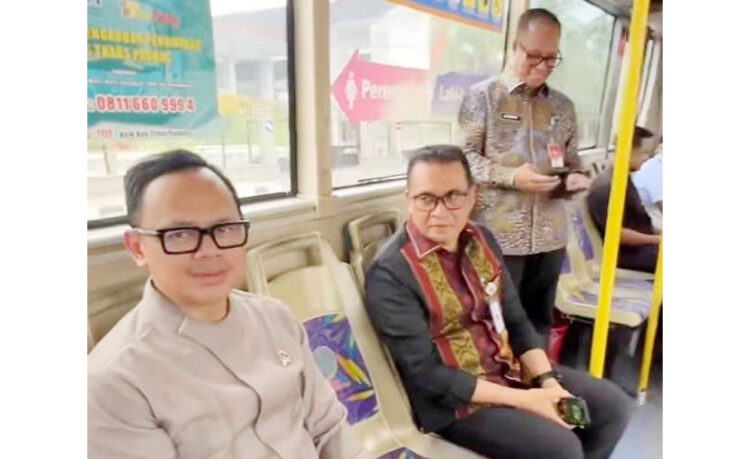 Wamendagri Bima Arya Naik Trans Padang Menuju Istana Gubernur 1 NAIK TRANS PADANG— Wakil Menteri Dalam Negeri RI Bima Arya, menaiki Trans Padang di depan gedung Youth Center Aziz Chan, menuju Istana Gubernur untu mengikuti peluncuran dan dialog Percepatan Musyawarah Desa/Kekurangan Kopdeskel Sumatera Barat, Kamis (29/5).