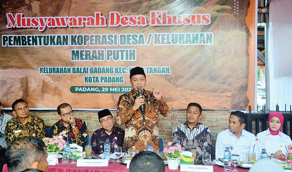 TINJAU OPERASIONAL KOPERASI KMP— Wakil Wali Kota Padang, Maigus Nasir, mendampingi Wakil Menteri Koperasi (Wamenkop) RI Ferry Juliantono, meninjau langsung operasional Koperasi Merah Putih (KMP) di Kelurahan Balai Gadang, Kecamatan Koto Tangah.