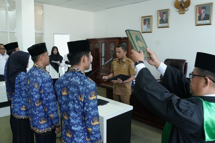 PELANTIKAN— Wakil Wali Kota Allex Saputra saat melantik empat Pegawai Negeri Sipil (PNS) dan dua orang Calon Pegawai Negeri Sipil (CPNS) dari Sekolah Tinggi Transportasi Darat (STTD).