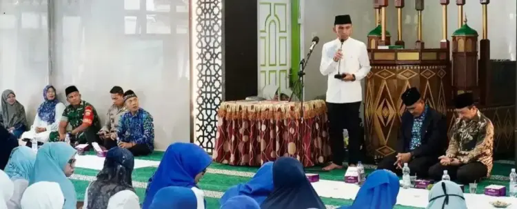 BKMT Gelar Pengajian Bulanan, Wawako Allex Saputra Ajak Kolaborasi Lindungi Anak 1 SAMBUTAN— Wawako Padang Panjang Allex Saputra memberikan sambutan saat membuka Pengajian Bulanan Badan Kontak Majelis Taklim (BKMT) Kota Padang Panjang, Minggu (11/5), di Masjid Hidayah, Kelurahan Guguk Malintang.