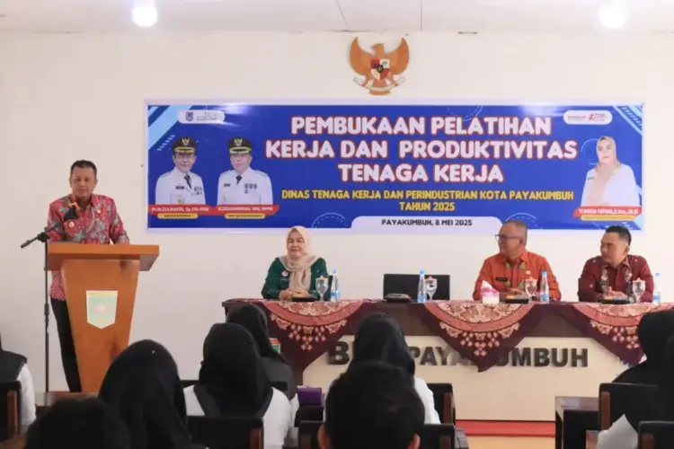 64 Pencari Kerja di Payakumbuh Dilatih Keahlian 1 PELATIHAN— Wakil Wali Kota Payakumbuh Elzadaswarman, memberikan sambutan saat pembukaan pelatihan bagi pencari kerja.