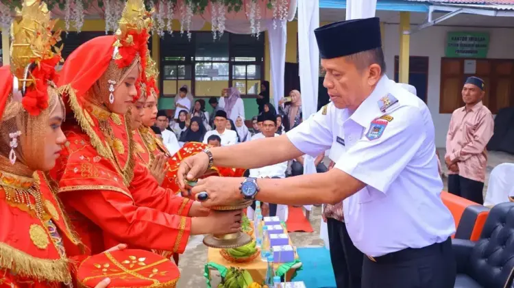 Berusia 110 Tahun, Ponpes Syekh Ibrahim Harus Terus Lahirkan Penghafal Al Quran 1 WISUDA TAHFIZ— Wawako Payakumbuh Elzadaswarman disambut siriah jo carano saat menghadiri wisuda tahfiz Al-Qur’an di Pondok Pesantren Syekh Ibrahim Harun, Kelurahan Tiakar, baru-baru ini.
