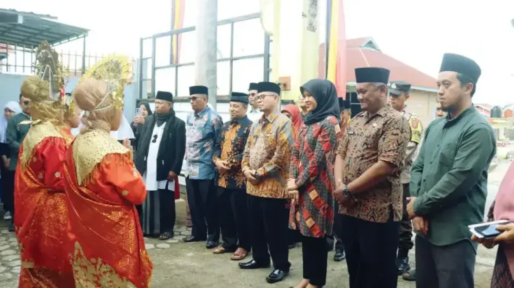 Membumikan Al-Quran, Melangitkan Harapan, Wawako Ibnu Asis Apresiasi Wisuda Tahfidz SDN 08 Kubu Tanjung 1 WISUDA TAHFIDZ— Wawako Bukittinggi, Ibnu Asis
menghadiri kegiatan wisuda tahfidz angkatan I SDN 08
Kubu Tanjung, Kamis (8/5).