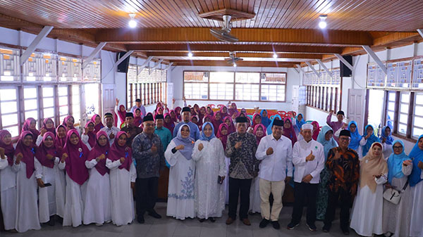 Bimbing Generasi Muda, FK Yasin Memiliki Peran Penting 1 FOTO BERSAMA—Wawako Payakumbuh foto bersama FK Yasin Kota Payakumbuh