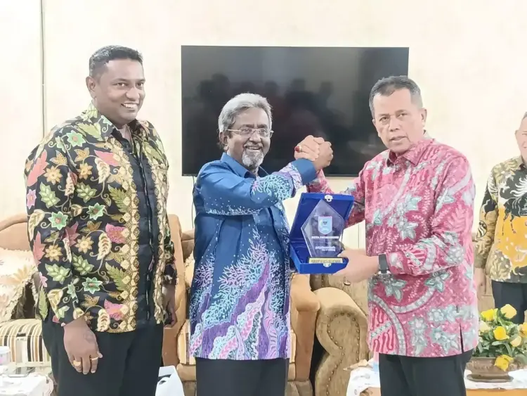Kerja Sama Hasil Bumi dengan Malaysia, Wawako Sebut Payakumbuh Surplus Hasil Pertanian Kecuali Cabai 1 BERIKAN CENDERA MATA— Wawako Payakumbuh Elzadaswarman memberikan cendera mata kepada delegasi Malaysia di Payakumbuh.
