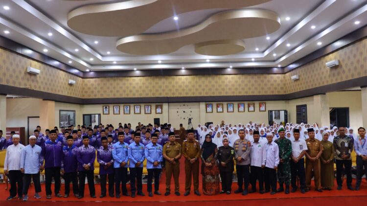 194 CJH Payakumbuh Resmi Dilepas Pemko Payakumbuh 1 FOTO BERSAMA—Wakil Wali Kota Payakumbuh Elzadaswarman foto bersama jamaah calon haji Kota Payakumbuh.