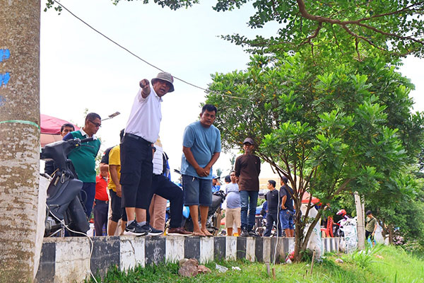 Wawako Tinjau Batang Agam, Komit Jaga Kebersihan Ruang Publik 1 TINJAU KAWASAN BATANG AGAM—Wakil Wali Kota Payakumbuh Elzadaswarman, meninjau di kawasan Balai Wilayah Sungai (BWS) Sumatera V Batang Agam, Minggu (25/5).
