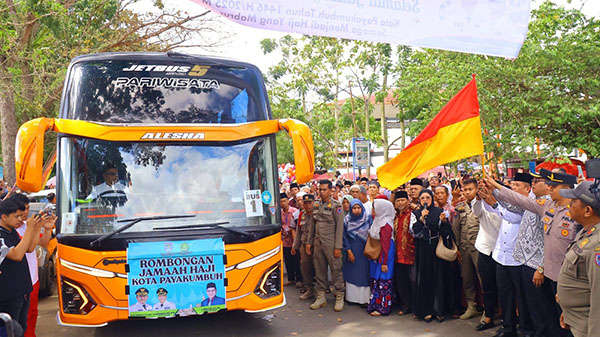 174 JCH Payakumbuh Dilepas Menuju Makkah 1 PELEPASAN JEMAAH HAJI— Wawako Payakumbuh bersama Ketua DPRD dan Forkopimda melepas CJH Payakumbuh menuju Embarkasih Padang dan selanjutnya diterbangkan ke Tanah Suci, Mekkah.