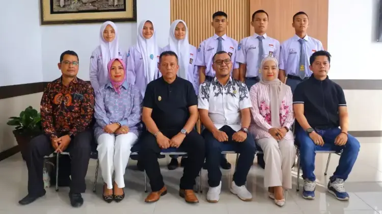 6 Calon Paskibraka Bertemu Wakil Wali Kota Payakumbuh 1 KUNJUNGAN CALON PASKIBRAKA— Wakil Wali Kota Payakumbuh Elzadaswar bersama Kepala Kesbangpol dan 6 Calon Paskibraka Kota Payakumbuh yang akan mengikuti seleksi tingkat Provinsi Sumbar.