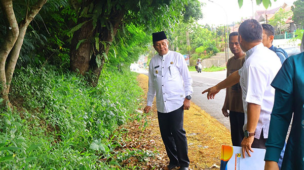 Pemko Bangun Gerbang Selamat Datang di Kawasan Ngalau 1 TINJAU LOKASI— Wawako bersama niniak mamak melihat lokasi tempat pembangunan gerbang selamat datang.