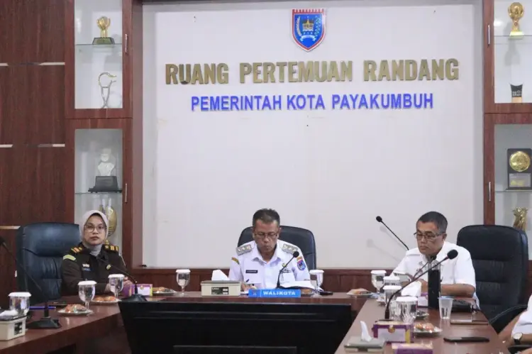 Payakumbuh Siap Menuju Kota Ramah dan Aman Bagi Anak 1 VERIFIKASI LAPANGAN— Pemko Payakumbuh mengikuti Verifikasi Lapangan Hybrid (VLH) Evaluasi Kota Layak Anak (KLA) 2025 secara virtual di Ruang Randang Balai Kota Payakumbuh, Rabu (7/5).