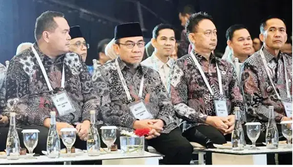 Wawako Padang Hadiri Pembukaan Munas VII APEKSI di Surabaya, Jajaki Sinergi untuk Kemajuan Daerah 1 PEMBUKAAN APEKSI— Wakil Wali Kota Padang, Maigus Nasir, menghadiri pembukaan Munas VII Asosiasi Pemerintah Kota Seluruh Indonesia (APEKSI) Tahun 2025, di Kota Surabaya, Provinsi Jawa Timur, Kamis (8/5).