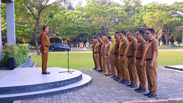 Wawako Payakumbuh Ingatkan Disiplin dan Rasa Tanggungjawab ASN 1 PENUNJUKAN PEJABAT—Wawako Payakumbuh Elzadaswarman saat memimpin apel pagi sekaligus penyerahan Surat Keputusan (SK) penunjukan pejabat Plt dan Plh di halaman Balaikota, Senin (19/5).
