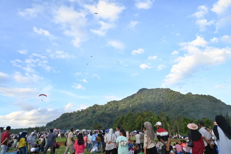 Ajang Regenerasi Atlet dan Promosi Wisata di Gunung Bungsu, Taeh Bukik, Lanud SUT Gelar Jambore Paralayang Sumbar I Tahun 2025 1 JAMBORE PARALAYANG— Pangkalan TNI Angkatan Udara (Lanud) Sutan Sjahrir Padang menggelar Jambore Paralayang Sumbar I Tahun 2025 di kawasan Gunung Bungsu, Taeh Bukik, Kecamatan Payakumbuh, Kabupaten Limapuluh Kota.
