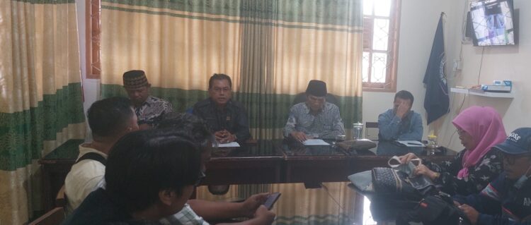Ketua Umum Perkumpulan PGAI Sumbar Denny Agusta bersama pengurus lainnya memberikan keterangan pers, Rabu (28/5).