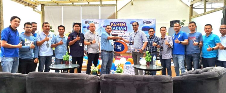 Branch Manager BRI Branch Office Bukittinggi, Kurniadi dan jajaran menyerahkan hadiah berupa mobil Suzuki All New ERTIGA BGL MT (1) yang diraih Nasabah Riki Fandra dari BRI Unit Pasar Bawah.