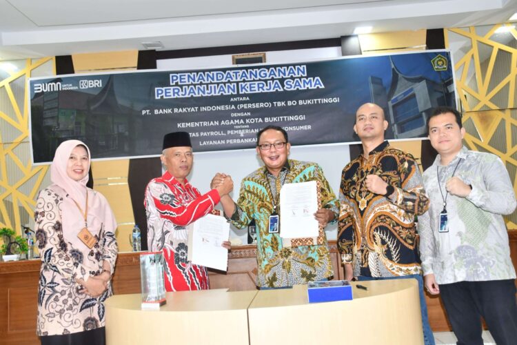 Tingkatkan Layanan Keuangan ASN, Kemenag Kota Bukittinggi dan BRI Jalin Kerja Sama 1 Penandatanganan perjanjian kerja sama ini BRI dengan Kemenag Kota Bukittinggi, Kamis, (6/2) dihadiri Kepala Kantor Kemenag Kota Bukittinggi, H. Eri Iswandi. Dari BRI, hadir Departemen Head Salary Based Loan Regional Padang, Muadz Akbar Iskandar serta Kepala Cabang BRI Bukittinggi, Kurniadi.
