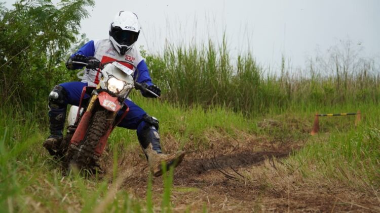 TIPS— Instruktur Safety Riding PT Hayati Pratama Mandiri (HPM) Benarivo De Frize memberikan beberapa tips teknik aman dan berkendara nyaman saat melakukan terabas menggunakan sepeda motor trail.