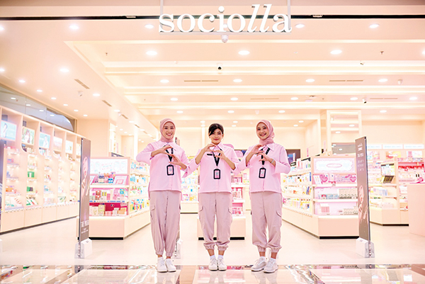 Sociolla Resmikan Toko Omnichannel Pertama di Padang, Hadirkan Produk Kecantikan 100% BPOM 1 PRODUK KECANTIKAN— Sociolla, pelopor omnichannel beauty retailer dibawah naungan Social Bella, resmi membuka toko omnichannel pertamanya di Basko City Mall, Padang, lantai 1.
