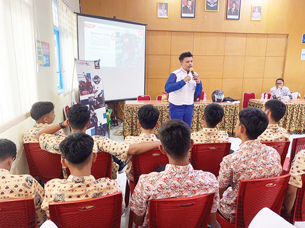 Wujudkan Cari Aman dalam Berkendara, Honda Hayati Gelar Edukasi Safety Riding di SMKN 1 Tilatang Kamang 1 EDUKASI KESELAMATAN BERKENDARA— PT. Hayati Pratama Mandiri (HPM) selaku main dealer sepeda motor Honda di Sumbar, memberikan edukasi keselamatan berkendara di SMKN 1 Tilatang Kamang, Rabu (14/5).