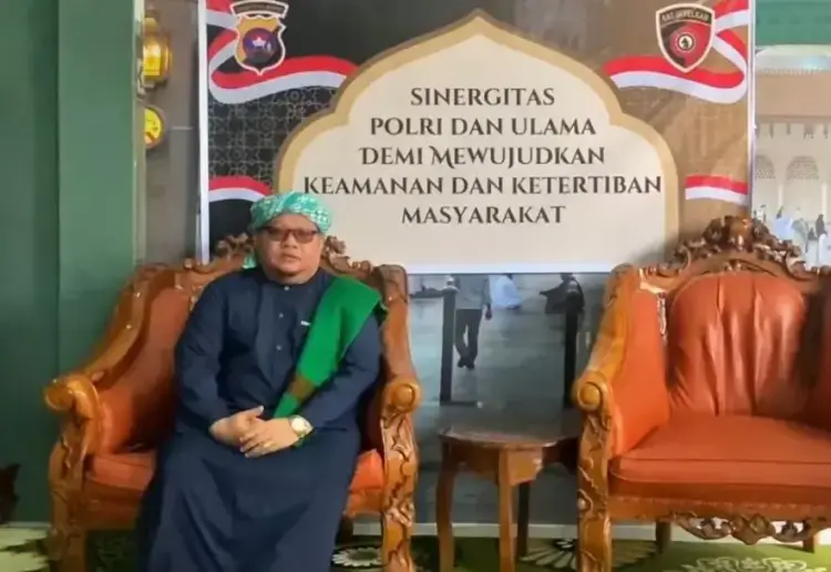 DUKUNGAN ULAMA— Pimpinan Pondok Pesantren Nurul Yaqin Sadniyyah, Buya H M Jali Sadana memberi dukungan terhadap program Kapolda Sumbar.