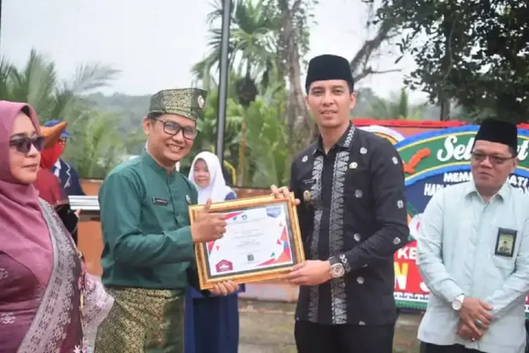 Pimpin Upacara Peringatan Hardiknas, Riyanda: Prioritaskan Pembangunan Sektor Pendidikan 1 SERAHKAN PIAGAM— Wali Kota Sawahlunto Riyanda, menyerahkan piagam penghargaan kepada sejumlah guru dan tenaga kependidikan yang telah menorehkan prestasi di tingkat kota maupun provinsi, saat upacara Hari Pendidikan Nasional, Jumat (2/5).