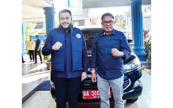 BANTUAN MOBIL— Wali Kota Padang Fadly Amran, menyerahkan satu unit kendaraan dinas Toyota Kijang Innova untuk operasional kepada  BNNP Sumbar Brigjen Pol Ricky Yanuarfi di Lobi Utama Kantor BNNP Sumbar, Sabtu (24/5).
